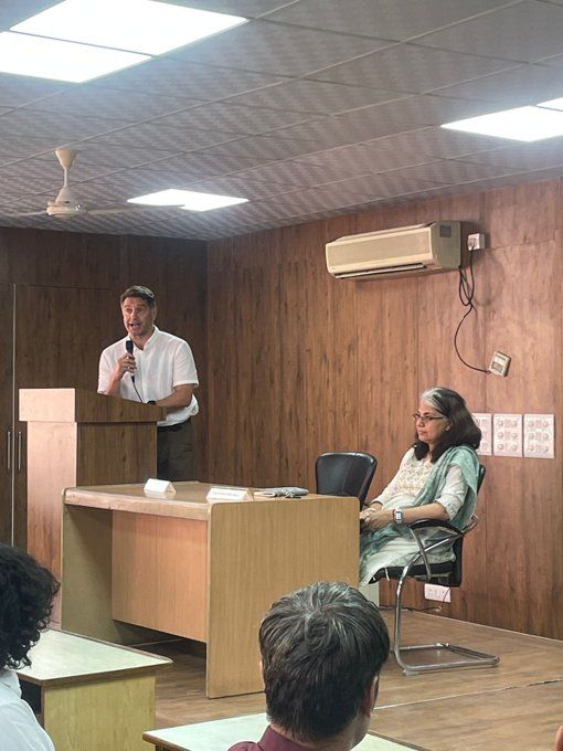 Photograph of Professor Ralph delivering lecture at the University of Delhi.