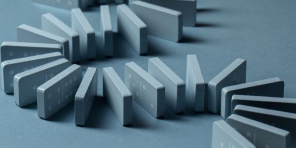 Image of dominoes in a snake-like pattern