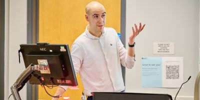 Professor Pina-Sánchez delivering his lecture.