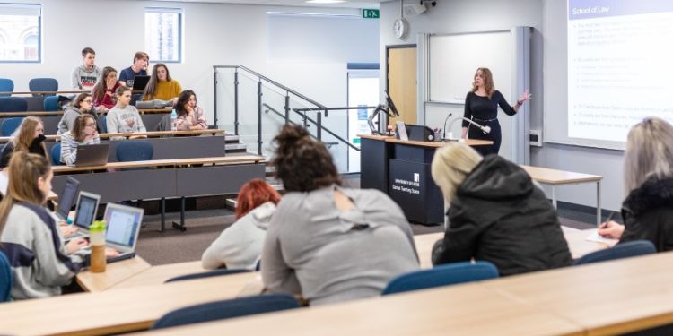 Dr Suzanne Young publishes research into preferred methods of lecture delivery