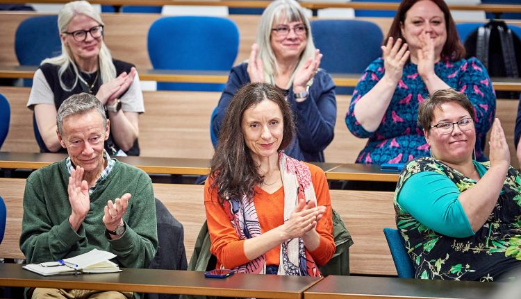 Audience applause at Professor Pecorari's lecture.