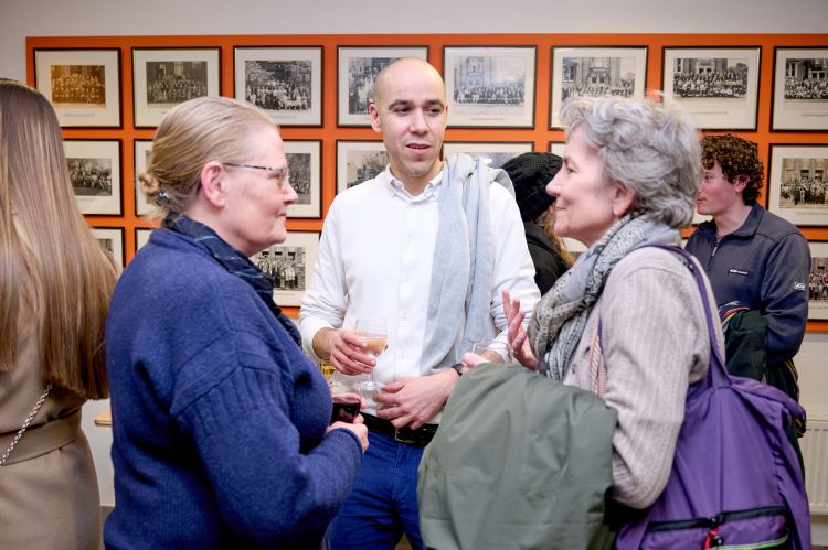 Professor Pina-Sánchez speaking with colleagues at the drinks reception.